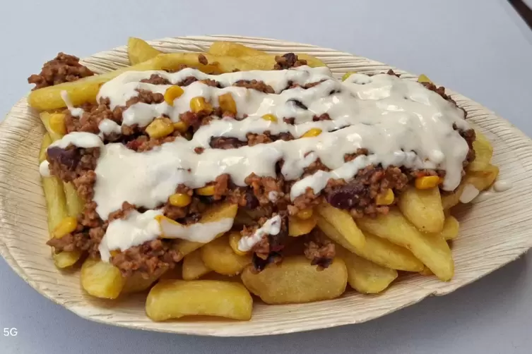 Crossover: Chili con Carne auf Pommes. 