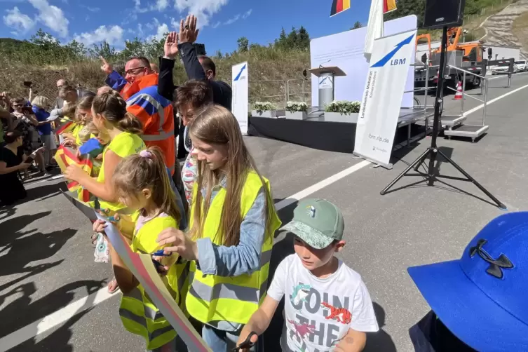 Mit Unterst&uuml;tzung zahlreicher Kinder wird das Band feierlich zerschnitten. 