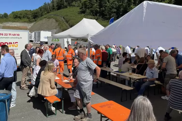 Sehr zahlreich sind Besucher aus nah und fern gekommen, um das Ende des Millionenprojektes zu feiern.