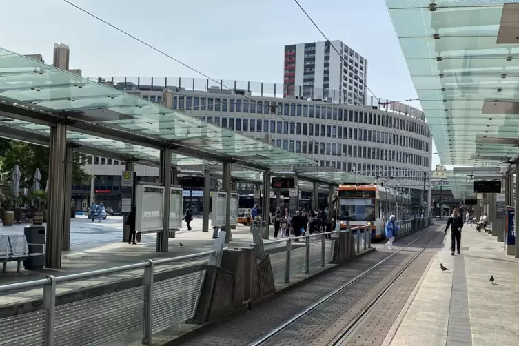 Bahnhof LU Mitte sowie Stra&szlig;enbahn- und Bushaltestelle: Der Platz ist ein stark frequentierter Verkehrsknoten.
