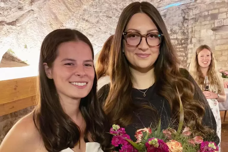 Erste Gratulantin: Kuseline Mariana Varej&atilde;o Pinheiro (links) begl&uuml;ckw&uuml;nscht Anna-Lena Rumpf.