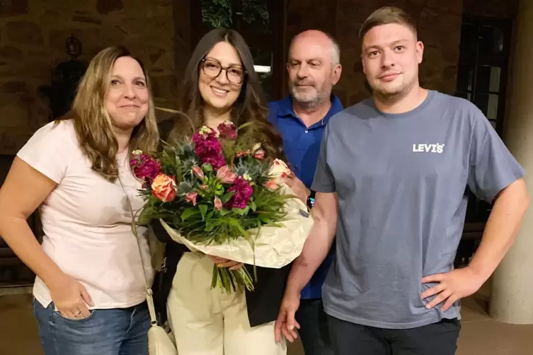 An der St&auml;tte des Triumphs: Noch am Wahlabend in der Zehntscheune freuten sich Eltern und Freund mit Anna-Lena Rumpf. 