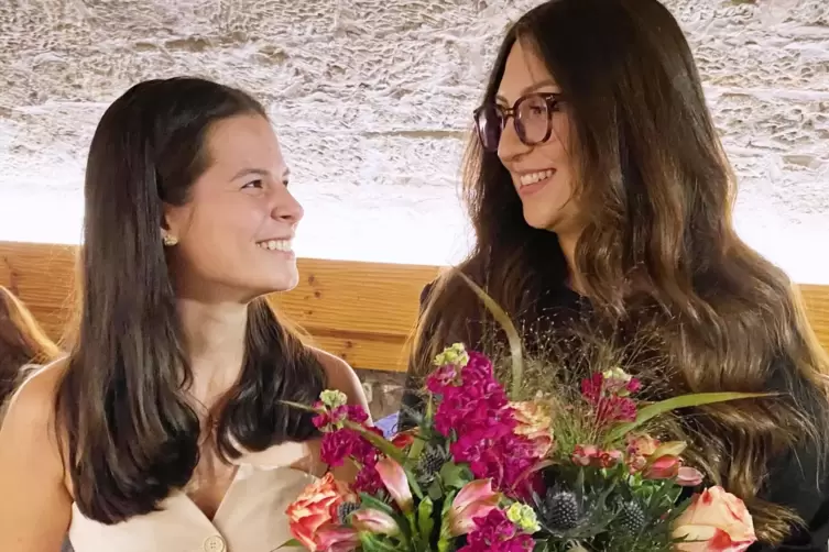 Amtswechsel am Messefreitag: Mariana Varej&atilde;o Pinheiro (links) und ihre Nachfolgerin Anna-Lena Rumpf. 