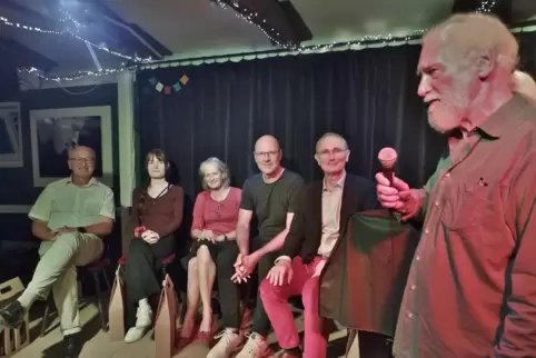 Diskussionsrunde zum Thema des Jungbleibens beziehungsweise Älterwerdens im Wachenheimer Badehaisel mit dem Ideengeber und Moder