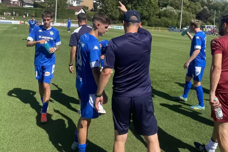 Dringend notwendig waren bei der Hitze auf dem Kunstrasen die Trinkpausen, in der FKP-Trainer Daniel Paulus seinem Doppel-Torsch