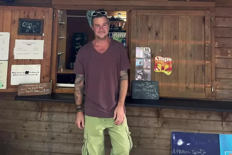 Macht alles alleine: Frank Schmidt, der Besitzer der Minigolf-Anlage. 