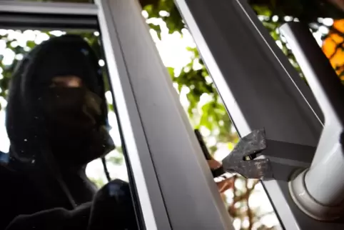 Über Fenster Zugang verschafft: gestellte Einbruchsszene. 
