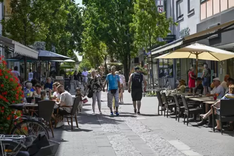 Sommer in der Speyerer Straße: Die Frankenthaler genießen in diesen Tagen, was ihre Fußgängerzonen zu bieten haben. 