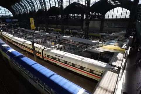 Zum Hamburger Hauptbahnhof fährt von Mannheim stündlich ein ICE über Hannover und stündlich einer über Köln, dessen Fahrzeit weg