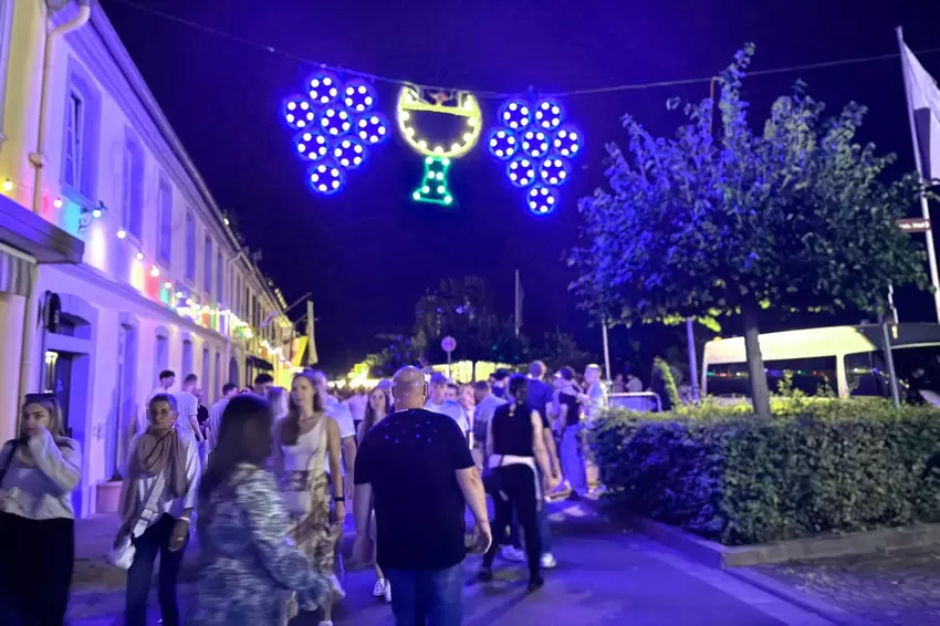 Genau, es geht um Wein: Deko in der Neuen Allee.