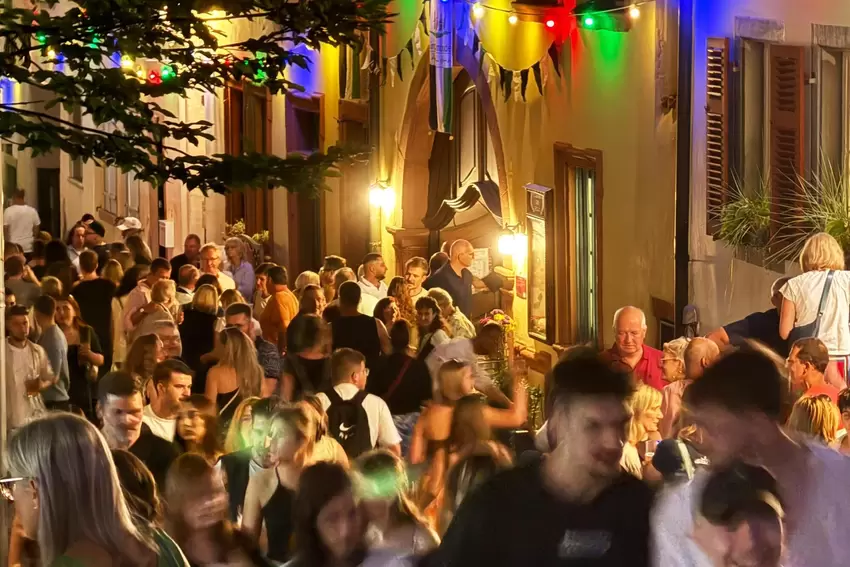 Buntes Treiben am Wehrgang.