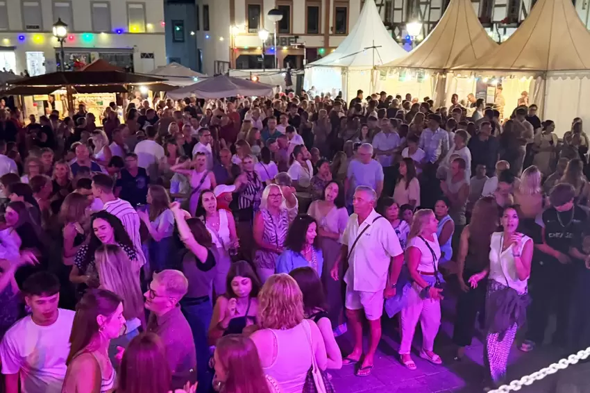 Gute Stimmung vor der Bühne auf dem Römerplatz.