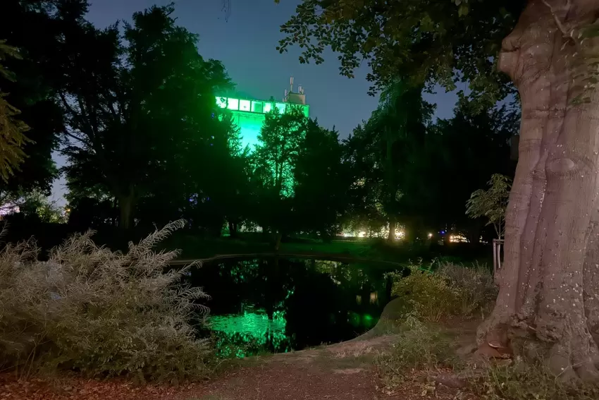 Tolle Lichteffekte: der große Turm der Mälzerei.