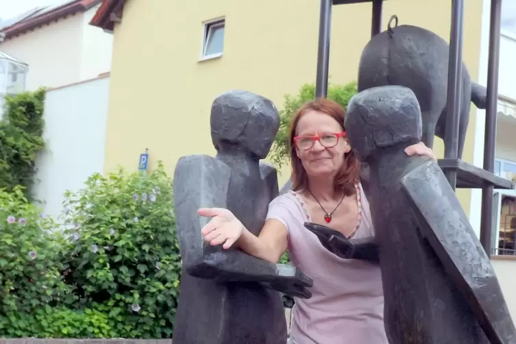 Stationentheater-Autorin Sabine Daibel-Kaiser mag die historischen Pl&auml;tze der Stadt, etwa den am &bdquo;Saubrunnen&ldquo;.