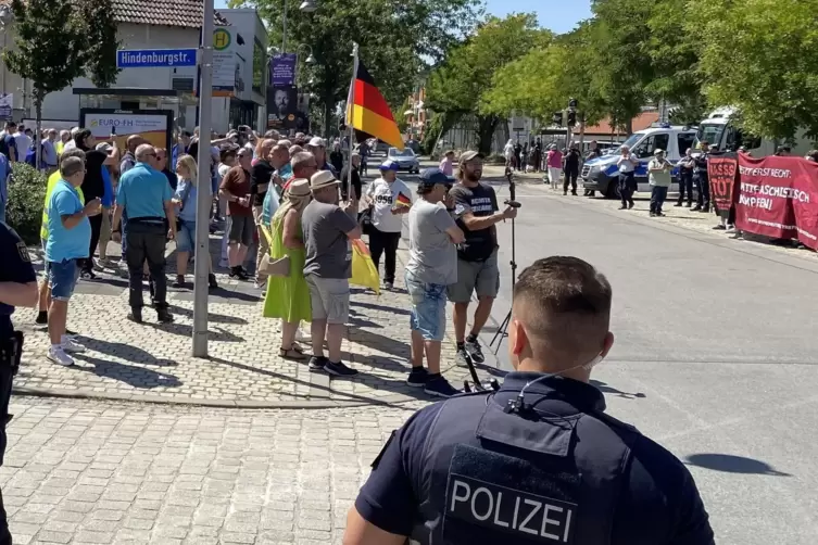 Rund 120 bis 150 Anh&auml;nger der AfD waren zur Unterst&uuml;tzung ihres OB-Kandidaten nach Maudach gekommen. 