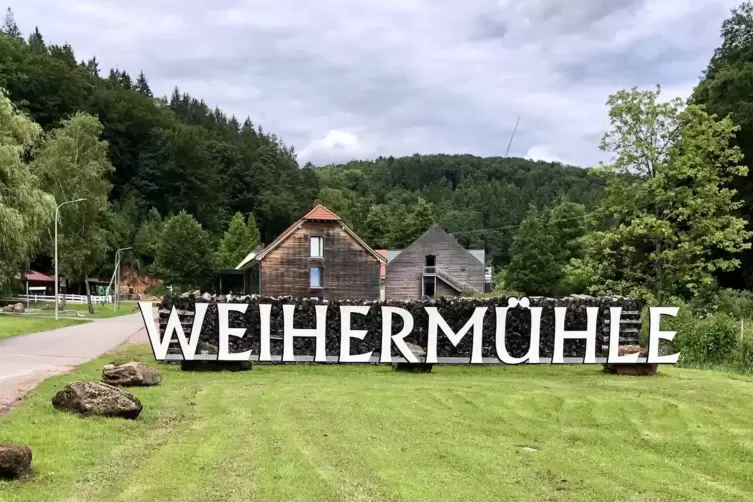 Ein gro&szlig;er Schriftzug empf&auml;ngt die Besucher des Landhotels Weiherm&uuml;hle.