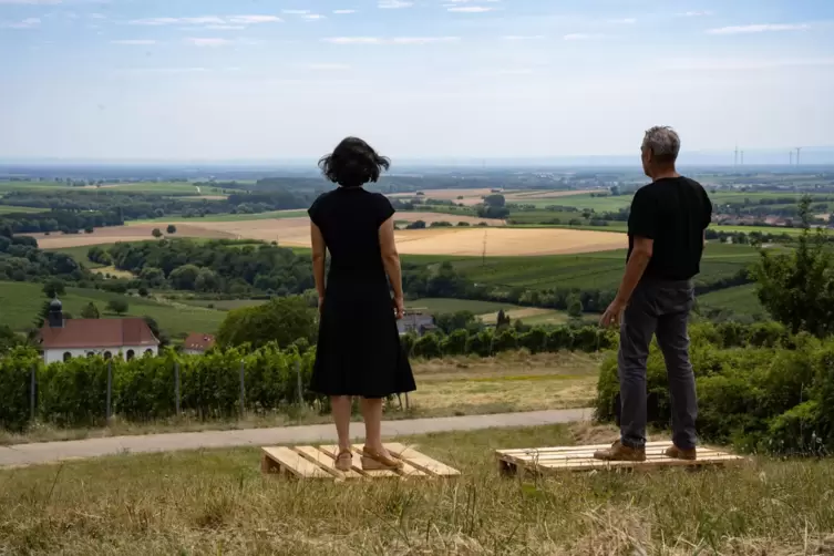 Brigitte Urhausen und J&ouml;rg Brombacher auf den improvisierten PAlettenb&uuml;hnen des zweiten Stationentheaters 2022. 