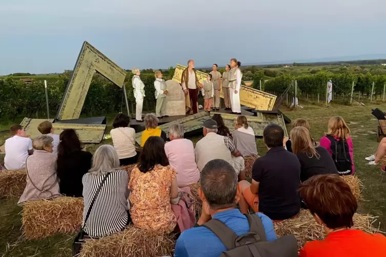 Tolle Atmosph&auml;re: Theaterstation 2024 mitten im Weinberg. 