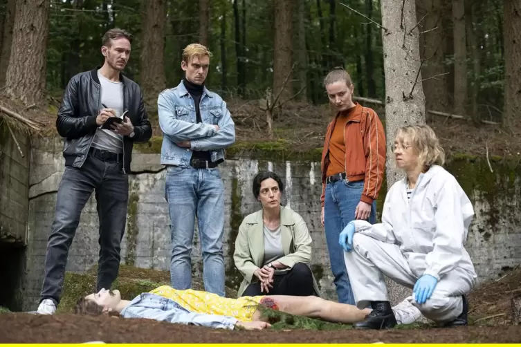 Brigitte Urhausen (Mitte, knieend) spielt eine Kommissarin im saarl&auml;ndischen &bdquo;Tatort&ldquo;. 
