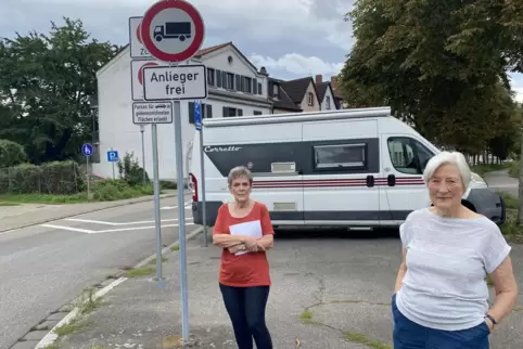 Unzufrieden mit der Verkehrssituation in der Nonnenbachstraße: Christine Batteiger (links) und Beate von Tiesenhausen.