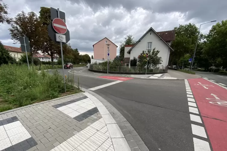 Jetzt schmaler: Einm&uuml;ndung in die Hafenstra&szlig;e (rechts) wurde umgebaut.