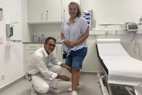 Zufrieden mit den Fortschritten bei seiner Patientin Tanja Hutt: Chefarzt Carnac Yazdandust.