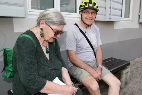 Interview in der Maximilianstraße: Ellen Korelus-Bruder spricht mit Werner Rauch. 