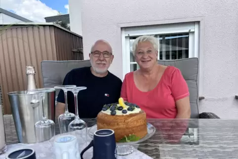 Heribert und Marie-Luise Schmitt am Kaffeetisch. Die RHEINPFALZ hat einen Zitronenkuchen mitgebracht.