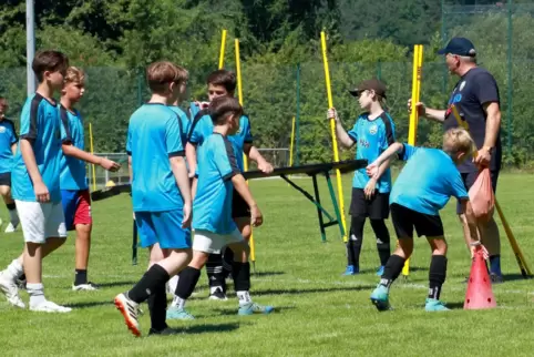 Thomas Kastenmaier beim Training in Münchweiler mit den Kindern. 