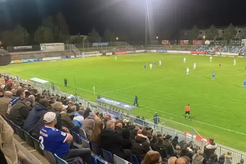 Anpfiff ist um 13 Uhr. Frühzeitige Anreise wird empfohlen. 