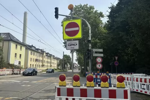 Klare Beschilderung: Auf Höhe des Hauptfriedhofs ist für Autofahrer Schluss.