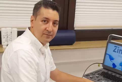 Sharafuddin Maqsodi am Ultraschallgerät.