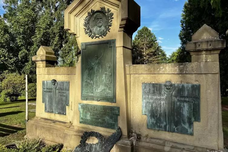 Die Gr&auml;ber der Reichen sind entweder am Hauptweg oder am Friedhofsrand. Das Grabmal eines ber&uuml;hmten Zweibr&uuml;ckers: das von Heinri