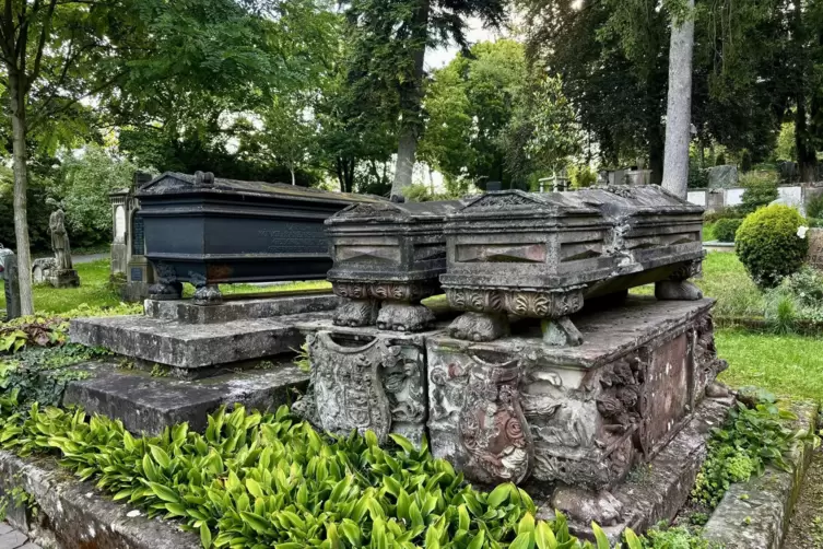 Die Sarg-Denkm&auml;ler der Familie Mannlich: Im linken Grab ist Carl von Mannlich (1787 bis 1832) bestattet &minus; aber nicht im oberirdi