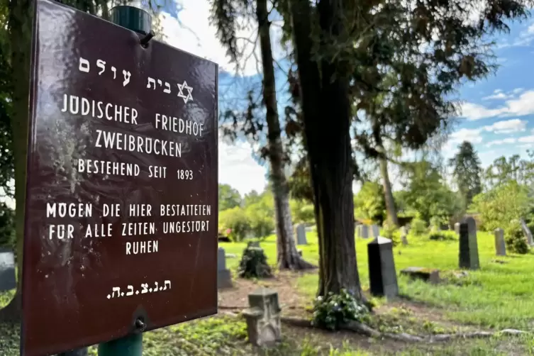 Der j&uuml;dische Friedhof inmitten des Hauptfriedhofes ist f&uuml;r Wunderberg ein Zeichen f&uuml;r das aufgekl&auml;rte Zweibr&uuml;cker B&uuml;rgertum. Es 