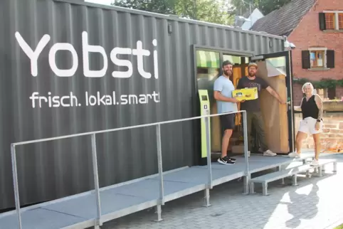 Der Einkaufs-Container wird beim Dorffest am Sonntag eingeweiht (von links nach rechts): Betreiber Andre Tiede, Erster Beigeordn