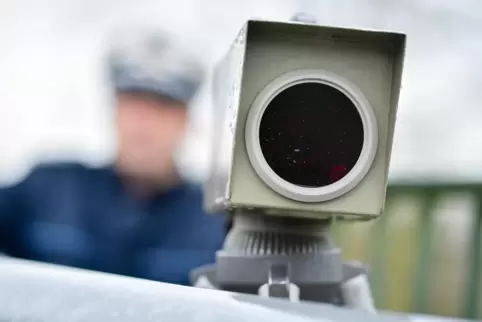 Die Beamten haben sich an zwei Stellen postiert. 
