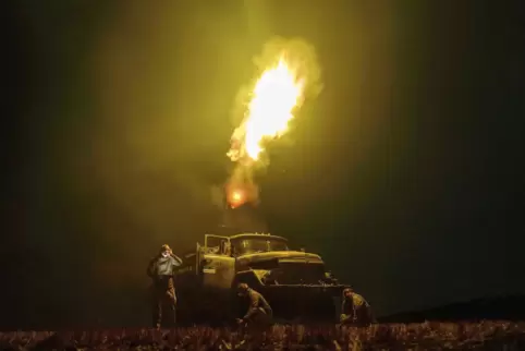 Ukrainische Soldaten feuern auf russische Drohnen.
