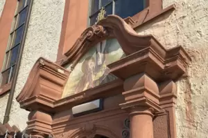 Reiche Bauzier: Kirchenportal von St. Magdalena. Reiche Bauzier: Kirchenportal von St. Magdalena.