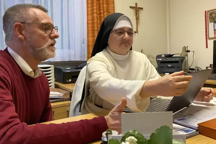 K&auml;mpfen um die Zukunft des Ordens: Generalpriorin Schwester Roberta und Gesch&auml;ftsf&uuml;hrer Hermann-Josef Br&ouml;erken. 