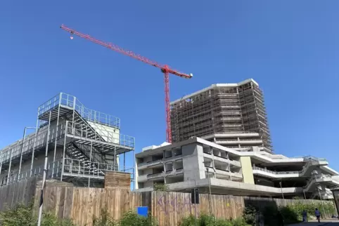 Nicht zu übersehen: Der Kran für den Abriss.