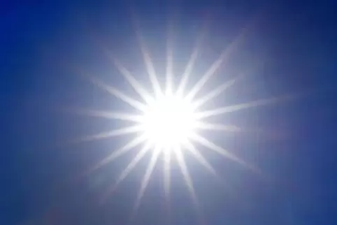 Die Sonne brennt in den kommenden Tagen gnadenlos vom Himmel. Lediglich am Freitag sind lokale Schauer und Gewitter möglich.