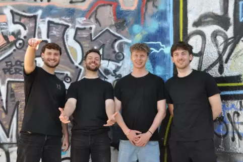 Freunde und Geschäftsmänner: Mark Reimer (Dritter von links) vertreibt sein Mischgetränk zusammen mit Jonas, David und Paul.