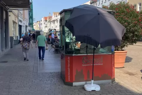 Notbehelf: Sonnenschirm vor Brezelhäuschen. 