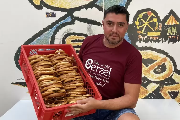 Harte Arbeit f&uuml;r Patrick Blau und Team, besonders im Sommer: Brezelbacken.