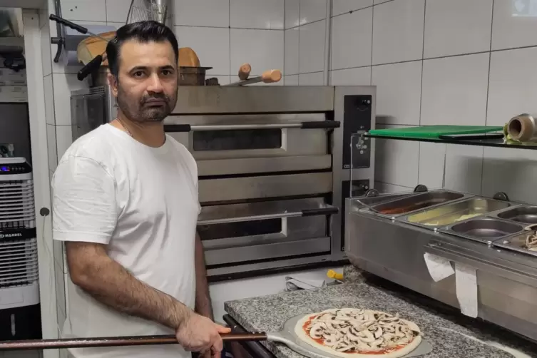 Erfahrener Pizzab&auml;cker: Ali Surfraz im &bdquo;Porta Nuova&ldquo;. 