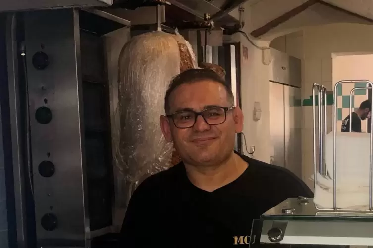 Am D&ouml;nerspie&szlig;: Kamil Yilmaz, Inhaber von &bdquo;Mola&ldquo;. 