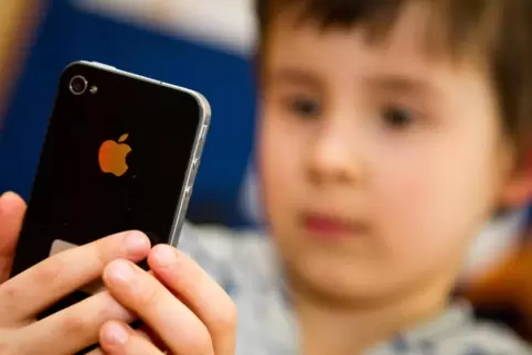 Versumpfen am Handy: Übermäßiger Konsum sozialer Medien kann zu Depressions- und Angstsymptomen, Aufmerksamkeits- oder Schlafpro