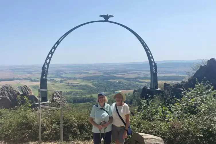 Gudrun Gabelmann und Maliese Braun genie&szlig;en den Aufenthalt am Adlerbogen.