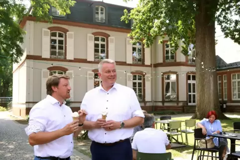 CDU-Spitzenkandidaten Gordon Schnieder ist derzeit auf Tour durch die Lande. Hier ist er im Eiscafé an der Villa Wieser in Herxh